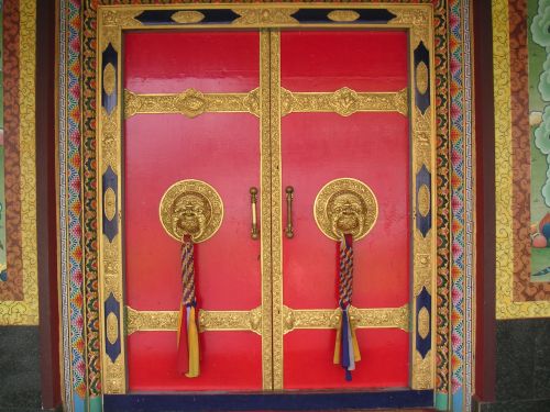 The enormous doors that lead you to the pagoda